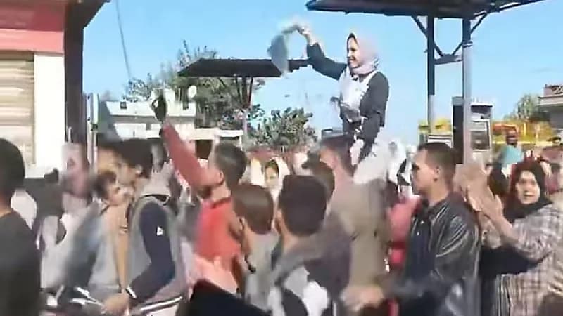 بالفيديو: بعد التشكيك فيها..  والد فتاة يفحص بكارتها لإثبات عذريتها أمام أهل قريته