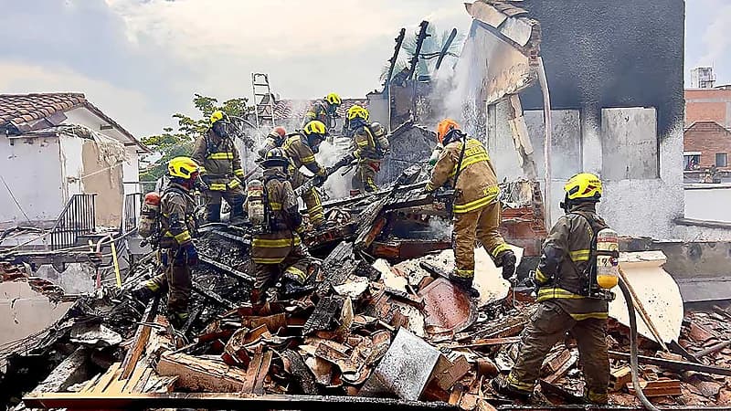 وفاة جميع ركاب الطائرة المتحطمة في حي سكني بكولومبيا