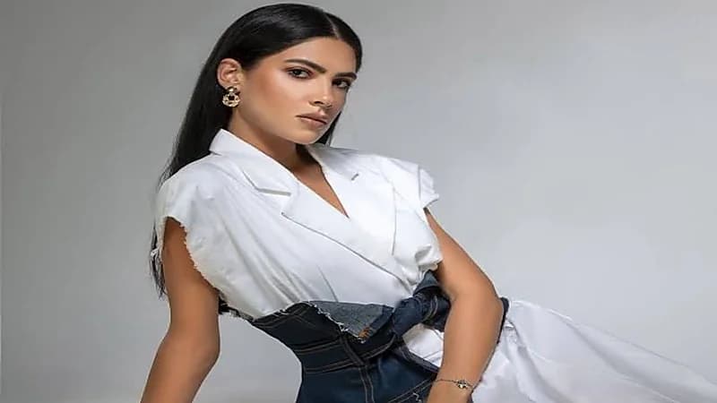 شاهد.. هدى المفتي تخطف الأنظار بفستان مثير 