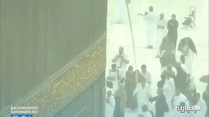 بالفيديو.. أجواء روحانية وأمطار غزيرة في المسجد الحرام