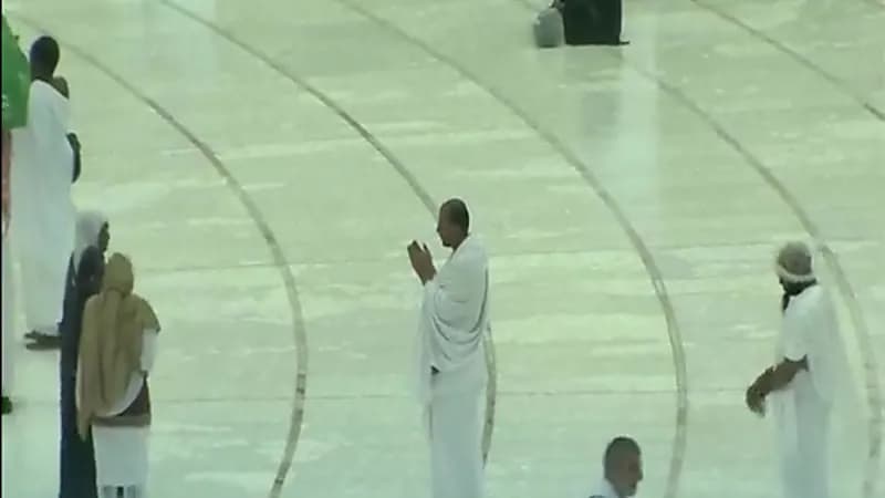 شاهد.. المعتمرون يطلبون الرحمة والمغفرة تحت زخات المطر في المسجد الحرام