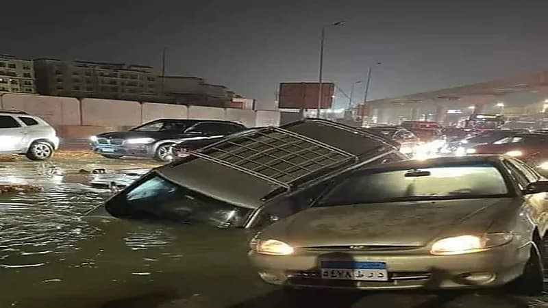 شاهد.. هبوط أرضي يبتلع سيارات ويتسبب في توقف الحركة المرورية 