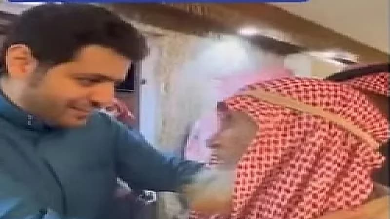 شاهد.. ردة فعل عفوية من مسن خلال استقبال وفد سياحي بحائل