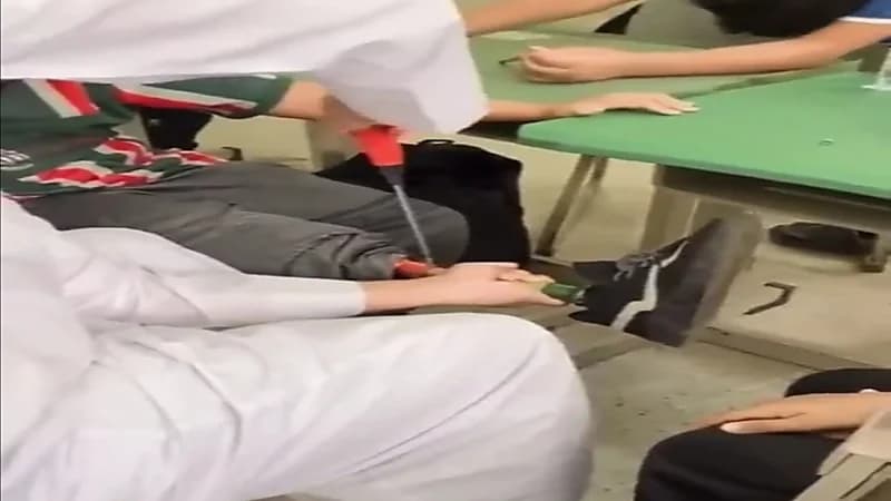 شاهد.. ‏معلم يساعد طالب انكسرت مسامير رجله الصناعيه ووالده مسافر