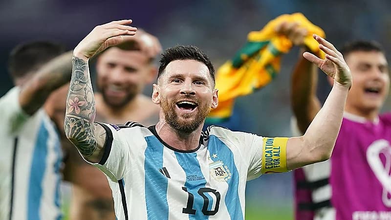 بالفيديو .. لحظة وصول ميسي إلى الأرجنتين