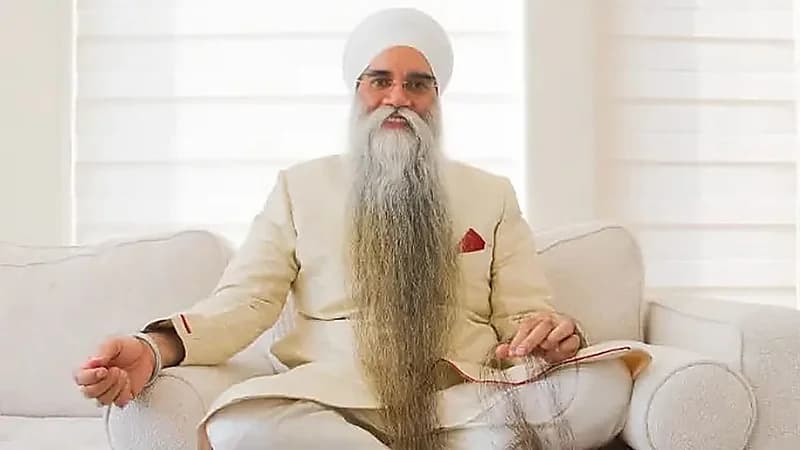 شاهد.. هندي يمتلك أطول لحية في العالم بطول 2.5 متر