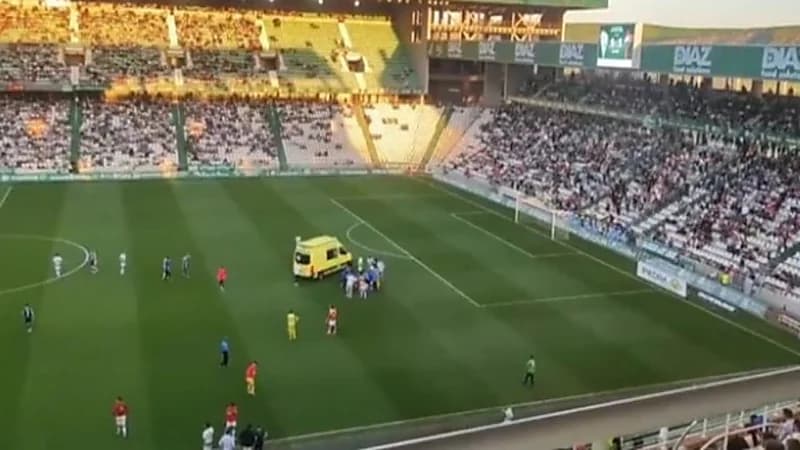 أزمة قلبية وتنفسية تتسبب في سقوط لاعب إشبيلية على أرضية الملعب ..فيديو 