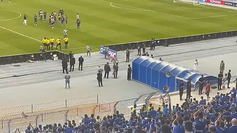 شاهد .. غضب جماهير الهلال على حكام المباراة أثناء خروجهم من الملعب