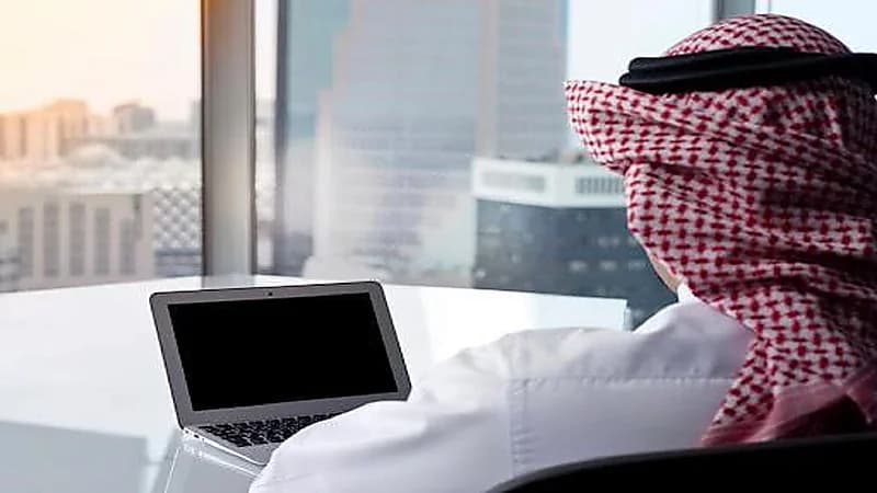 قانوني يوضح الجرائم التي بموجبها يتم طي قيد الموظف (فيديو)