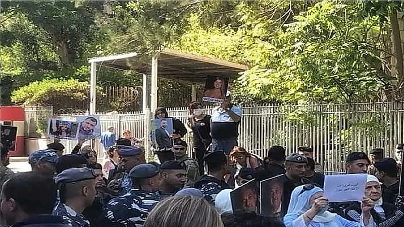 أهالي ضحايا مرفأ بيروت يضرمون النار في إطارات