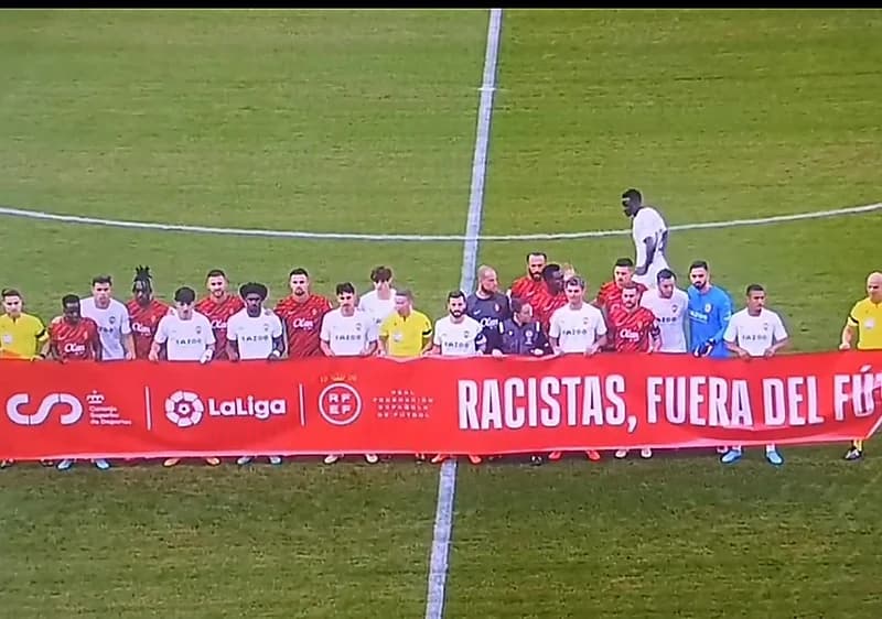 لاعب إفريقي يثير الجدل أثناء رفع لافتة ضد العنصرية! (فيديو)