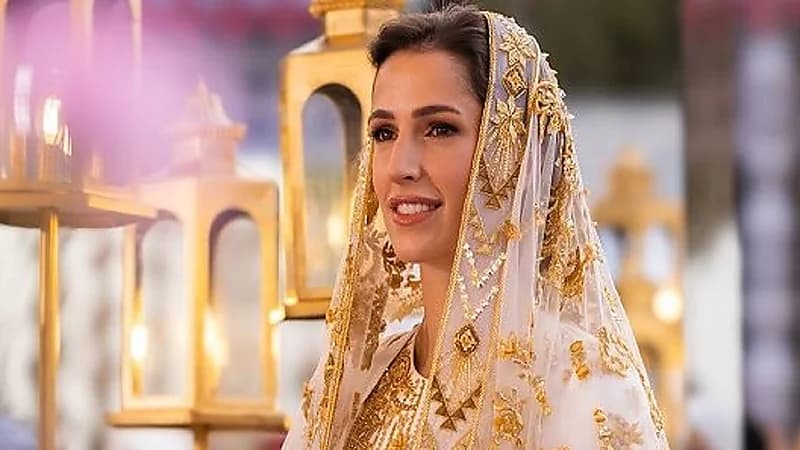 استقبال مبهر لـ رجوة آل سيف لحظة دخولها حفل حنائها .. فيديو