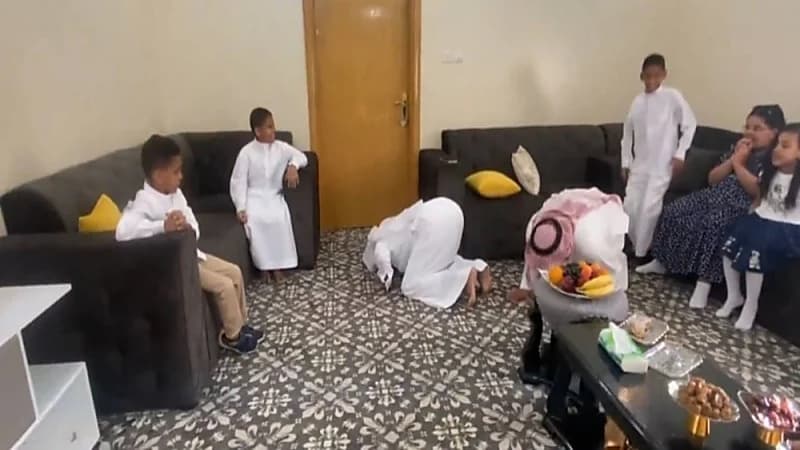 سجود شقيق وعم رائد الفضاء ⁧‫ علي القرني‬⁩ بعد وصوله إلى الأرض ..فيديو