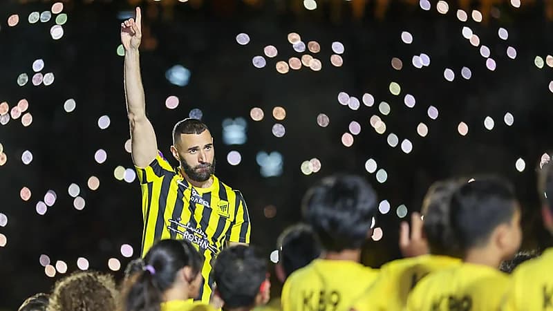 راتب كريم بنزيما مع الاتحاد يصيب بـ الدوار - صور