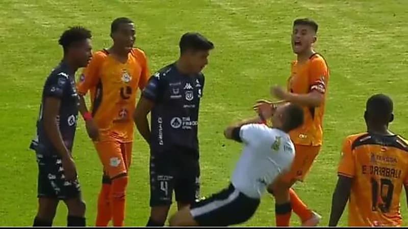 لاعب يواجه عقوبة قاسية بسبب نطحة أسقطت الحكم بالدوري الإكوادوري.. فيديو