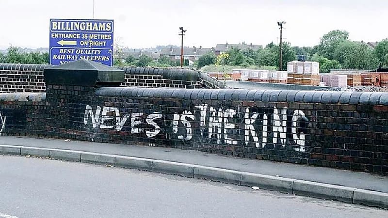 جماهير ولفرهامبتون تزين جدار باسم نيفيز