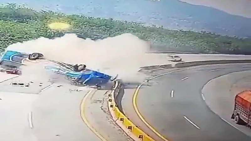 مقتل 12 شخص في انقلاب حافلة في باكستان