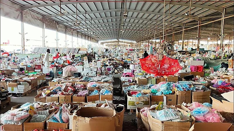 إتلاف 15 طناً من الملابس الجاهزة و400 كجم من المواد الغذائية بحراج الصواريخ بجدة