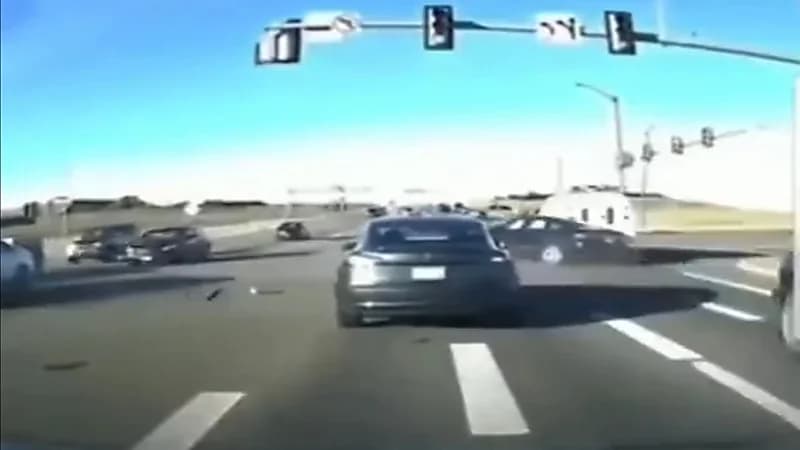 سيارة تسلا 3 تتوقف تلقائياً وتنقذ قائدها من حادث مُميت .. فيديو