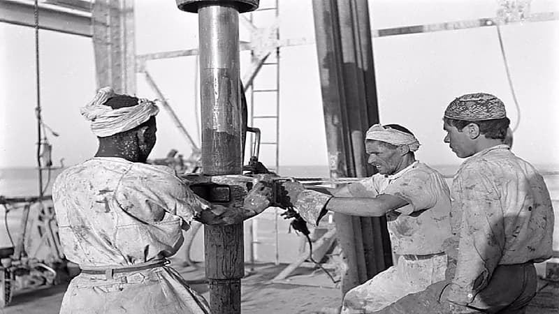 فريق حفر في بقيق قبل 76 عاما..صورة