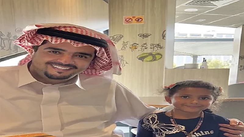 صورة عفوية للأمير عبدالعزيز بن فهد مع طفلة