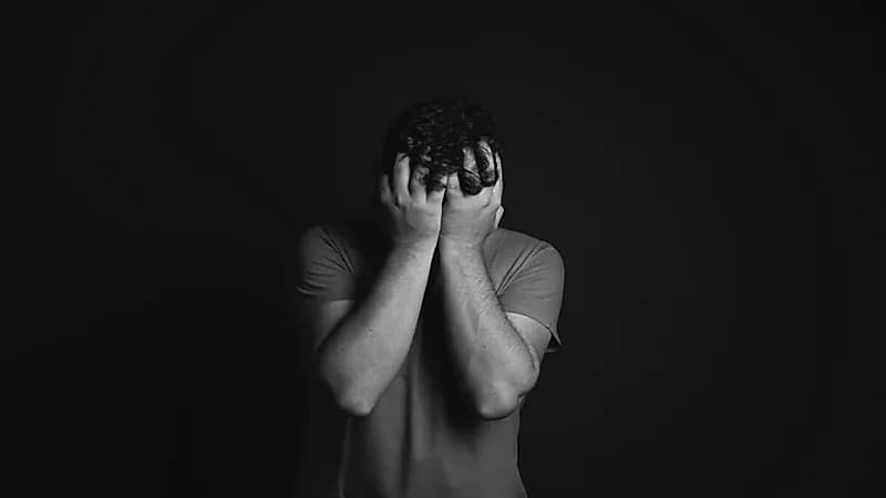 شاب ينسى ذكريات حياته بسبب المخدرات ولا يتذكر سوى وفاة أمه.. فيديو