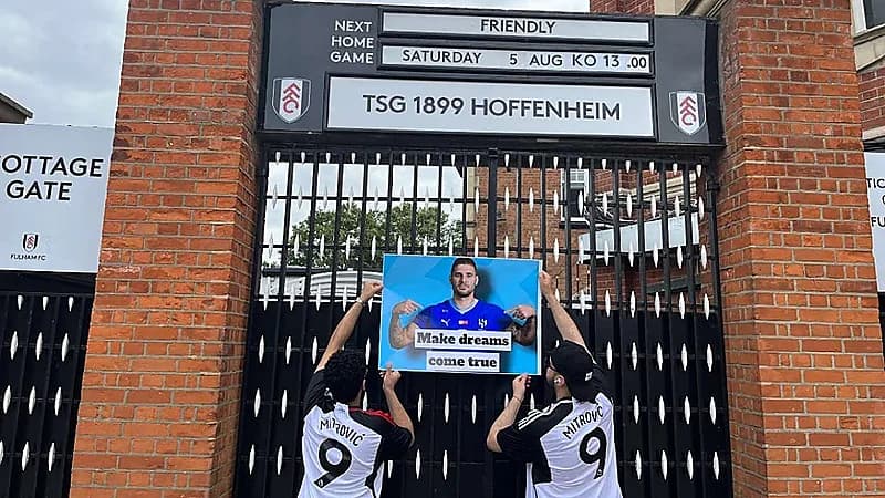 مشجعون يقفون أمام مقر نادي فولهام  بشعار الهلال