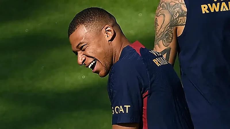 مبابي يوجه رسالة غريبة لنجم باريس سان جيرمان الجديد