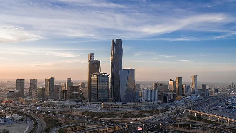 إنجاز 95 برج ومبنى في مركز الملك عبدالله المالي بالرياض.. صور