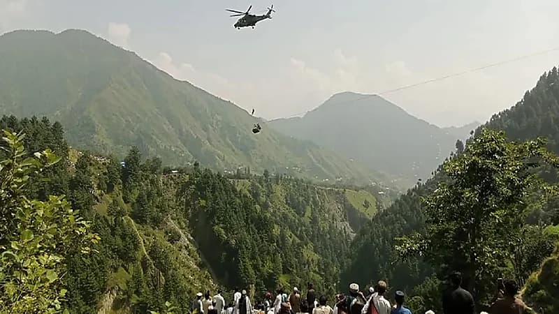 مشهد يحبس الأنفاس لأطفال عالقين داخل عربة تلفريك..فيديو