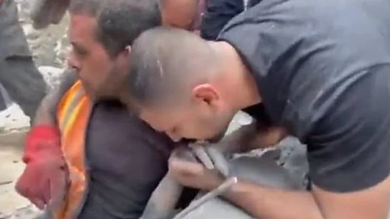 فلسطيني يقبل يد والداته المتوفاه تحت الأنقاض في غزة .. فيديو