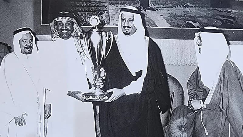 الملك سلمان يستقبل رئيس وأعضاء الشباب قبل 35 عاماً..صور