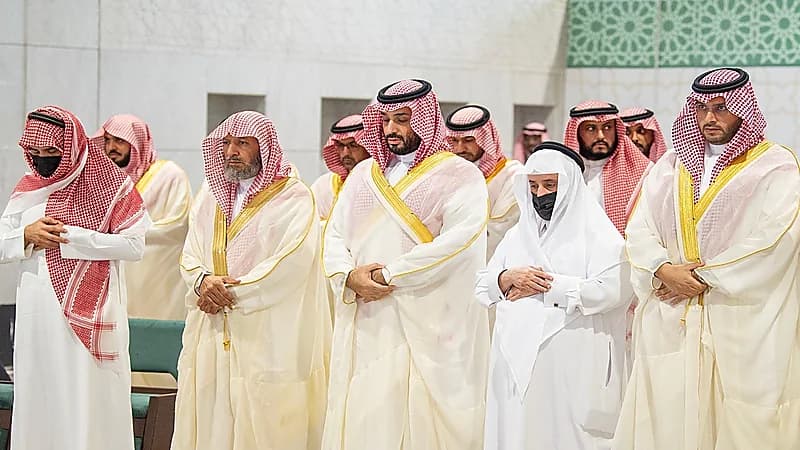 ولي العهد يؤدي صلاة الميت على الأمير ممدوح بن عبدالعزيز .. صور وفيديو