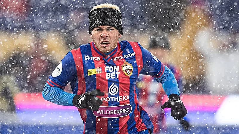 حارس مرمى يتكيف مع الطقس البارد بطريقة غريبة..فيديو