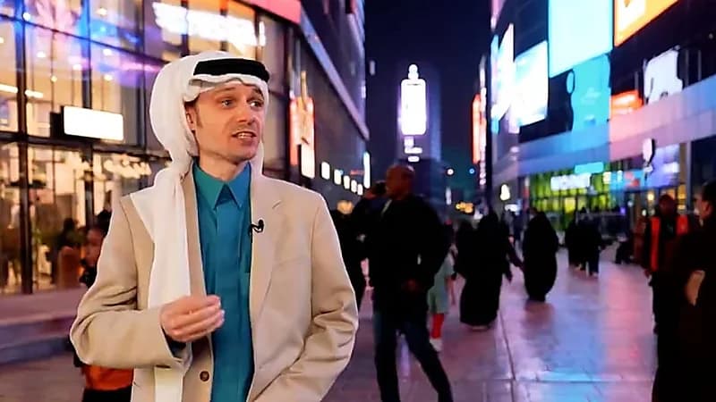 معلم فرنسي تعلق بالمملكة وتعلم اللغة العربية وارتدى الثوب .. فيديو