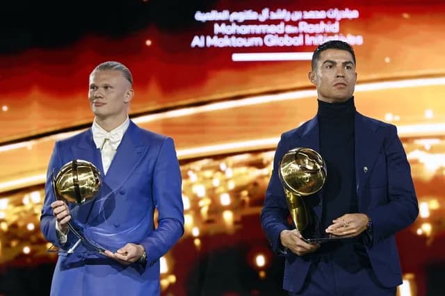 هكذا تصرف رونالدو مع هالاند قبل إعلان جائزة أفضل لاعب في العالم .. فيديو