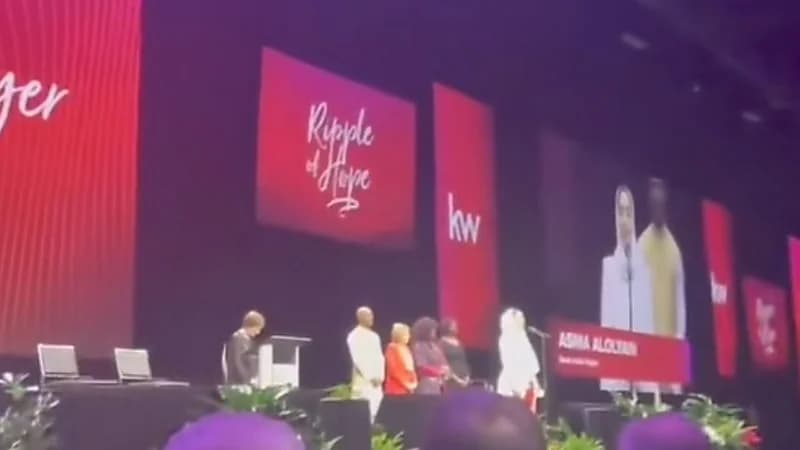 أسماء العليان تتلو آيات قرآنية خلال مؤتمر شركة كيلر ويليامز العقارية الأمريكية .. فيديو