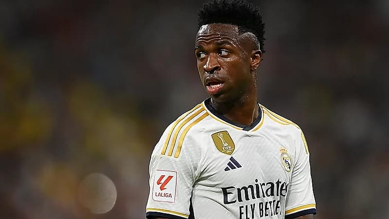 الريال يشكو برشلونة وأتليتكو مدريد بسبب العنصرية ضد نجمه