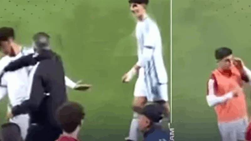 مدرب منتخب الجزائر يصفع لاعبيه في الملعب .. فيديو