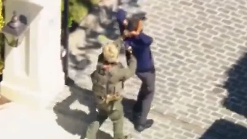 لحظة مداهمة منزل مغني الراب شون كومز بتهمة الإتجار بالنساء .. فيديو