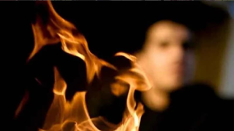 أب يحرق جسد طفلته بمعاونة زوجته الثانية