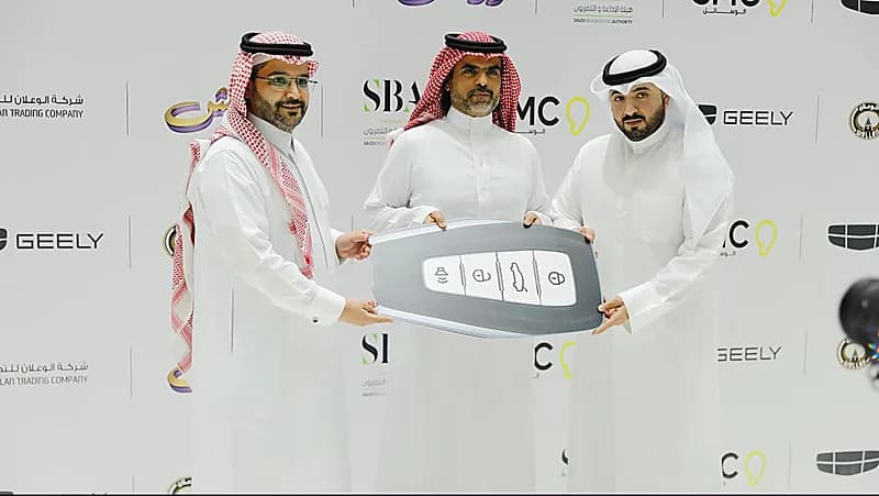درايش يسلم سيارتين هدية للفائزين ويدعم التراث السعودي