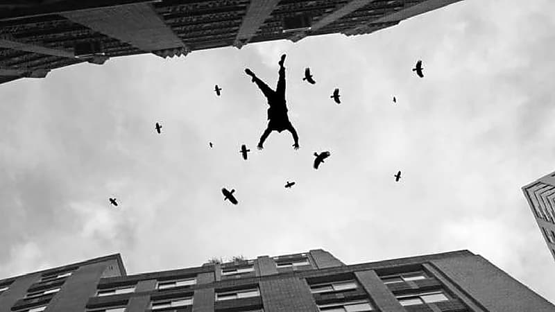 شقيقان يرميان عشيق أختهما من الدور الثامن