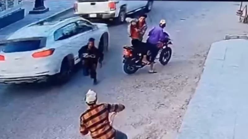 لحظة إطلاق النار على عراقي وسرقة دراجته النارية في وضح النهار .. فيديو