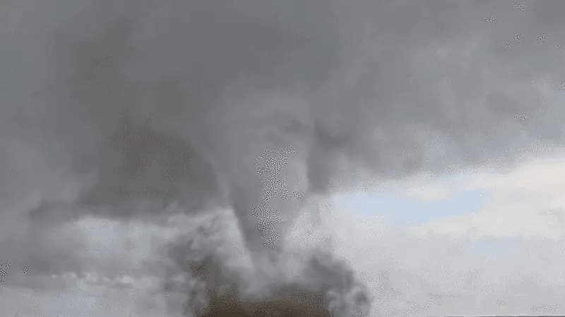 لحظة تشكل إعصار قمعي مخيف في الولايات المتحدة .. فيديو