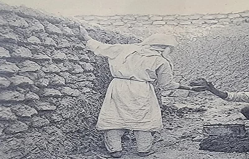 صورة نادرة لأعمال البناء في قصر المربع