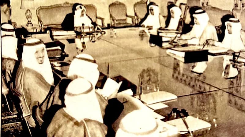 الملك فيصل مترأسًا مجلس الوزراء في بداية السبعينيات الميلادية  ..  صور