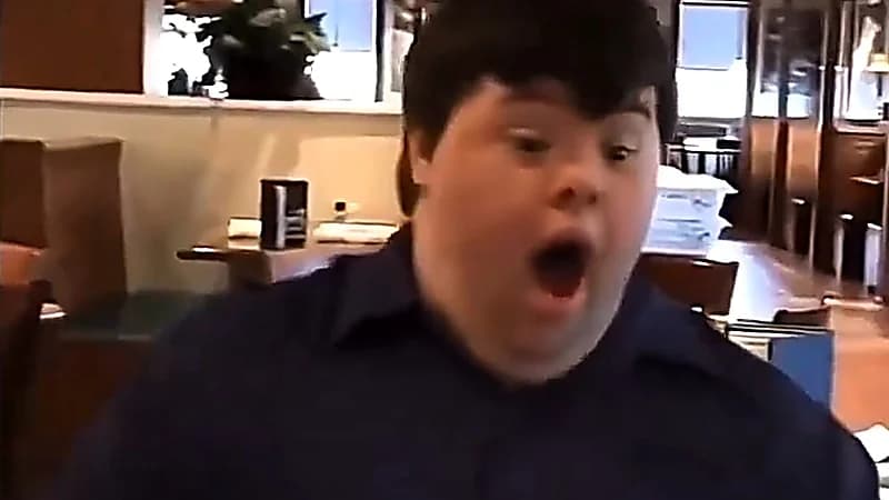 ردة فعل عفوية لشاب من متلازمة داون بعد معرفته بحمل أخته  ..  فيديو