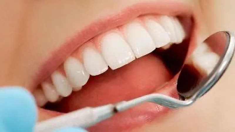 طبيب يوضح بعض الفواكه التي تضر بالأسنان