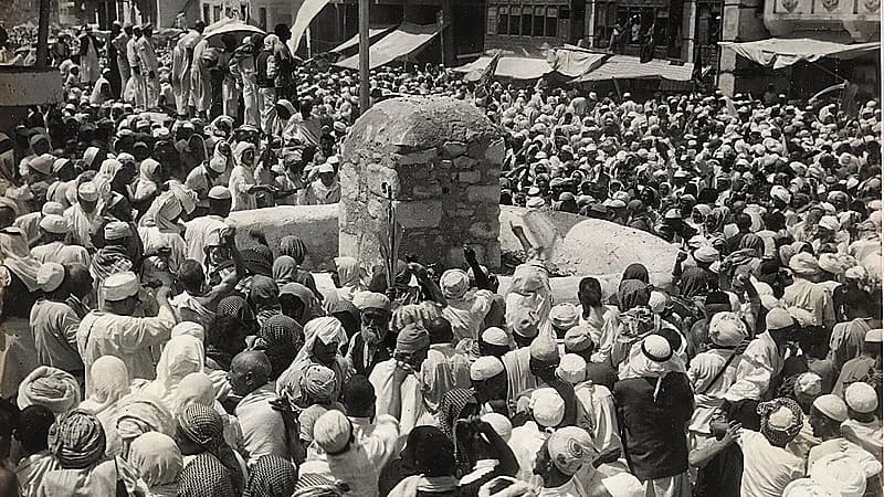 لقطة نادرة لحجاج يلقون الجمرة الوسطى في الخمسينيات الميلادية